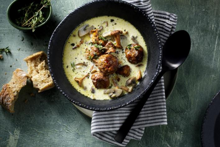 Soupe crémeuse aux champignons avec boules végétariennes