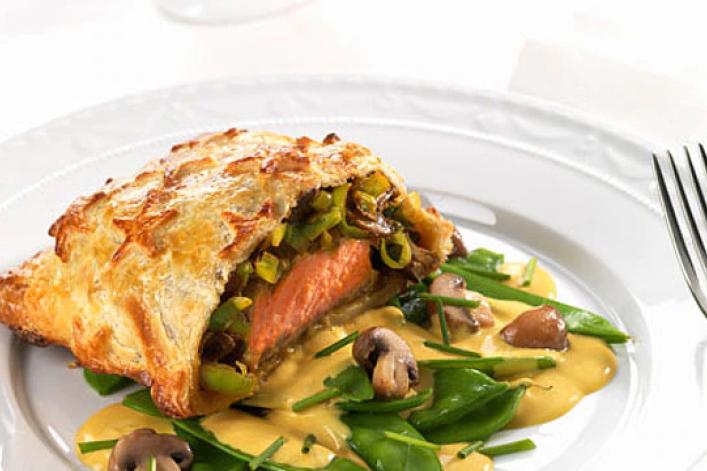 Colis de saumon sur kefen avec sauce safranée et champignons