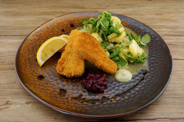 Crispy Tender „Backhendl Style“ mit Erdäpfel-Vogerl-Salat