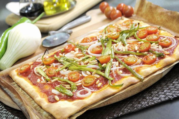 Pizza de verduras y piñones