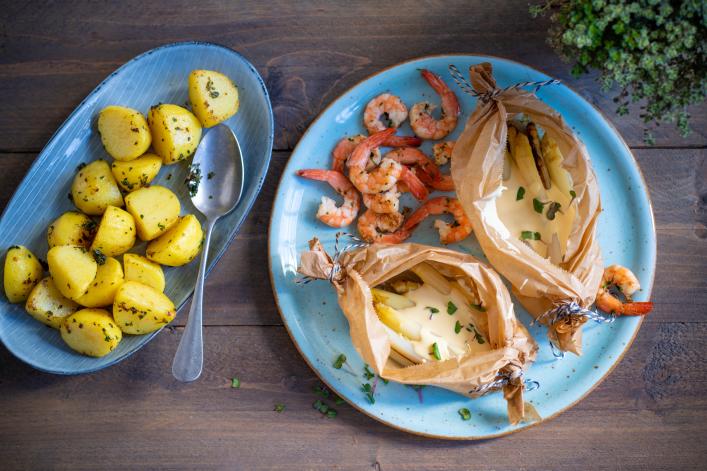 Spargel in Backpapier mit Hollandaise