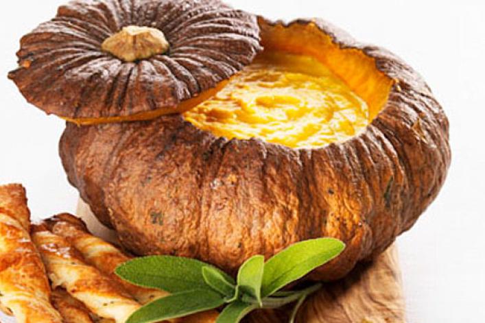 Kürbis-Fondue mit Salbei-Blätterteigstängeln Kürbis-Fondue mit Salbei-Blätterteigstängeln