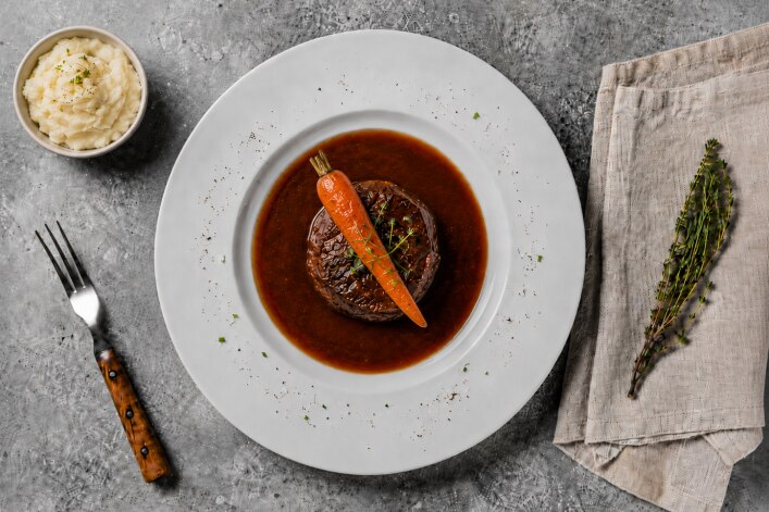 Bœuf braisé à l’Aceto Balsamico IGP, nuage de pommes de terre et carottes rôties au café