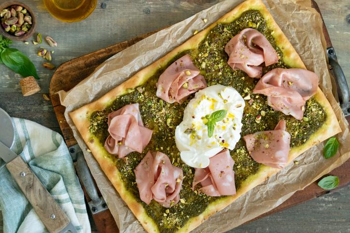 pizza burrata au pesto et mortadelle PRINCIPAL AVEC BURRATA