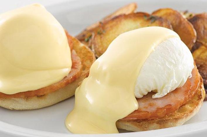 Eier Benedikt mit Hollandaise-Sauce