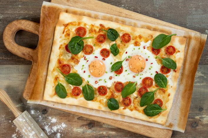 Pizza au fromage de chèvre et aux épinards avec œuf PLAT PRINCIPAL 2