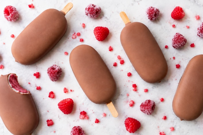 Glace au coulis de framboises enrobée de chocolat au lait