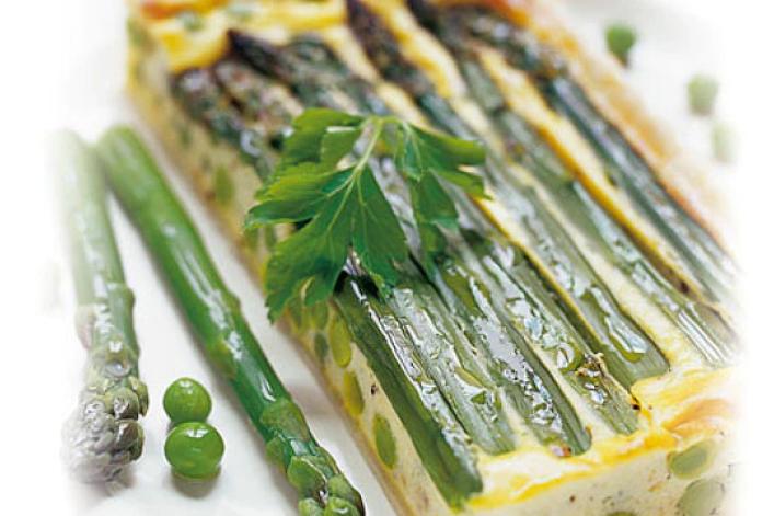 Gâteau d'asperges aux petits pois et fromage de chèvre frais