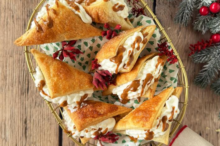 Triangles de pâte feuilletée à la crème et au Lotus Biscoff (4-5) Triangles de pâte feuilletée à la crème et au Lotus Biscoff (4-5)