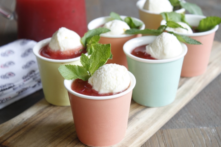 Wassermelonensuppe mit Minze und weisser Schokolade Granita