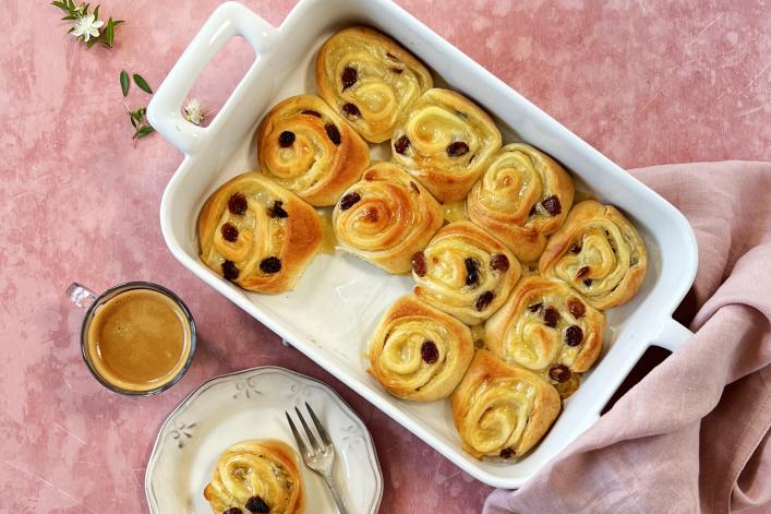 Girelle con crema e uvetta