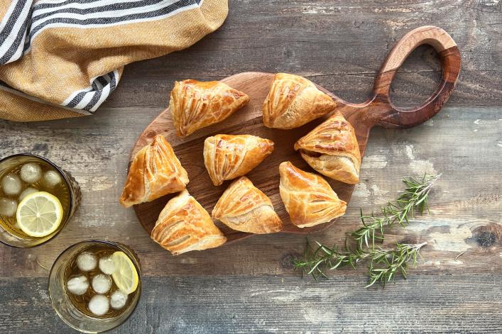 Triangles de pâte feuilletée au fromage de chèvre et à la tomate PLAT PRINCIPAL (HORIZONTAL)