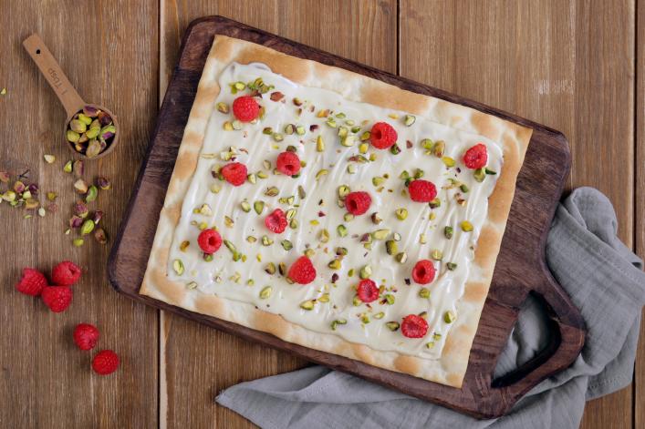 PIZZA AU CHOCOLAT BLANC AVEC FRAMBOISES ET PISTACHES Horizontale Basse