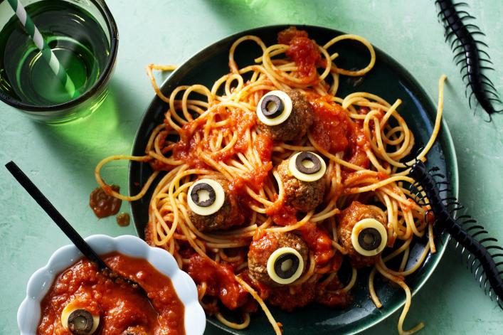 Spaghetti d'Halloween aux globes oculaires et sauce sanglante