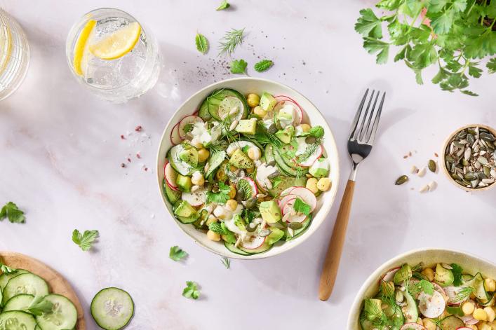 AVOCADO-UND-GURKENSALAT