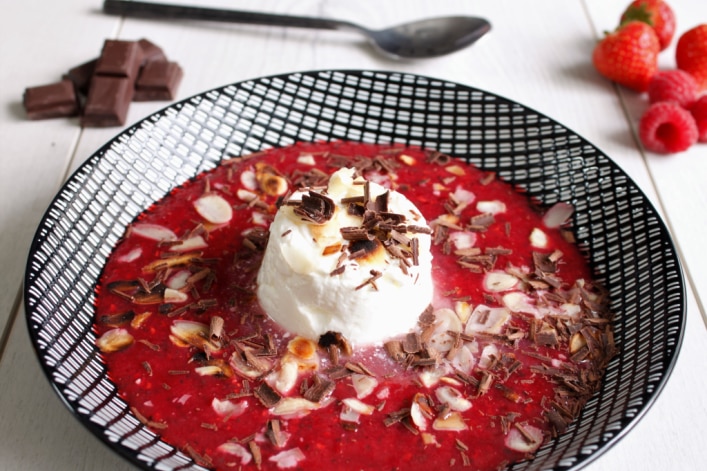 Soupe de fraises et framboises, faisselle, chocolat et amandes Soupe de fraises et framboises, faisselle, chocolat et amandes