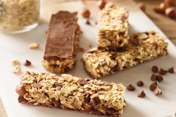 Barres de céréales à l'avoine, noisettes, banane et pépites de chocolat