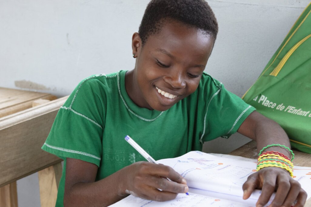 Kind freut sich in der Schule