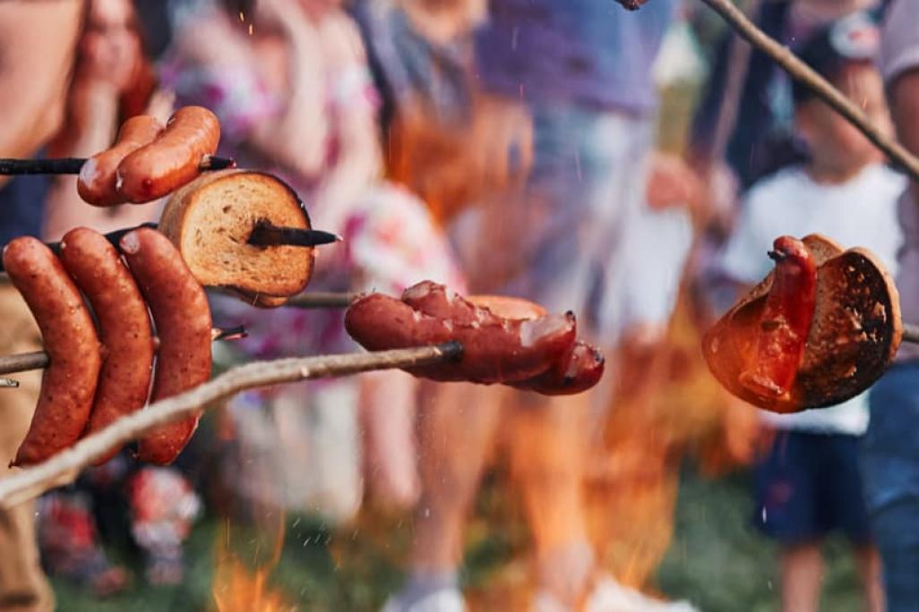 Grillfest mit Bratwurst - Barbecue avec des saucisses