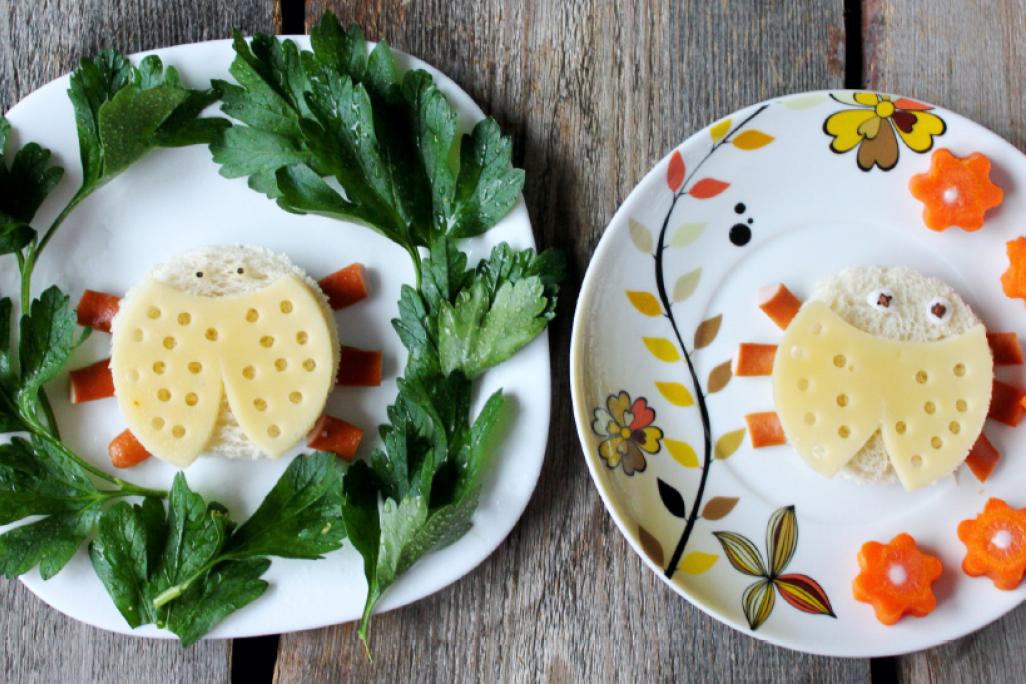 zwei Teller mit Käfern aus Gemüse