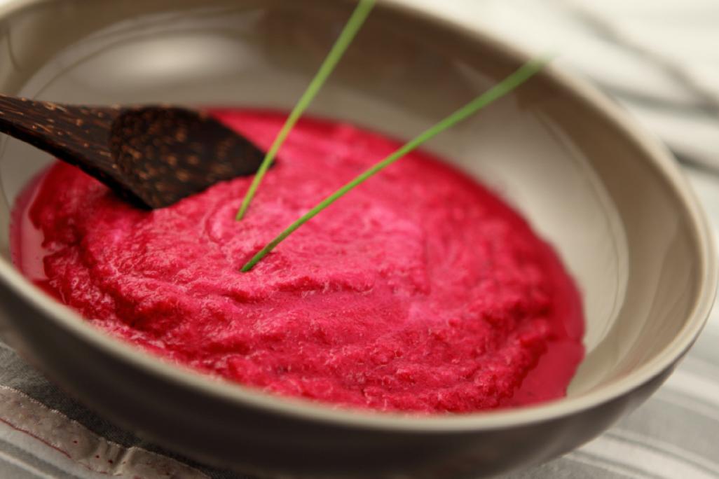 Pinkes Pürree in einer Schüssel