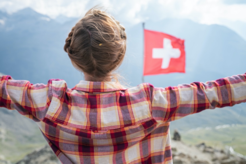 Frau mit schweizer Flagge