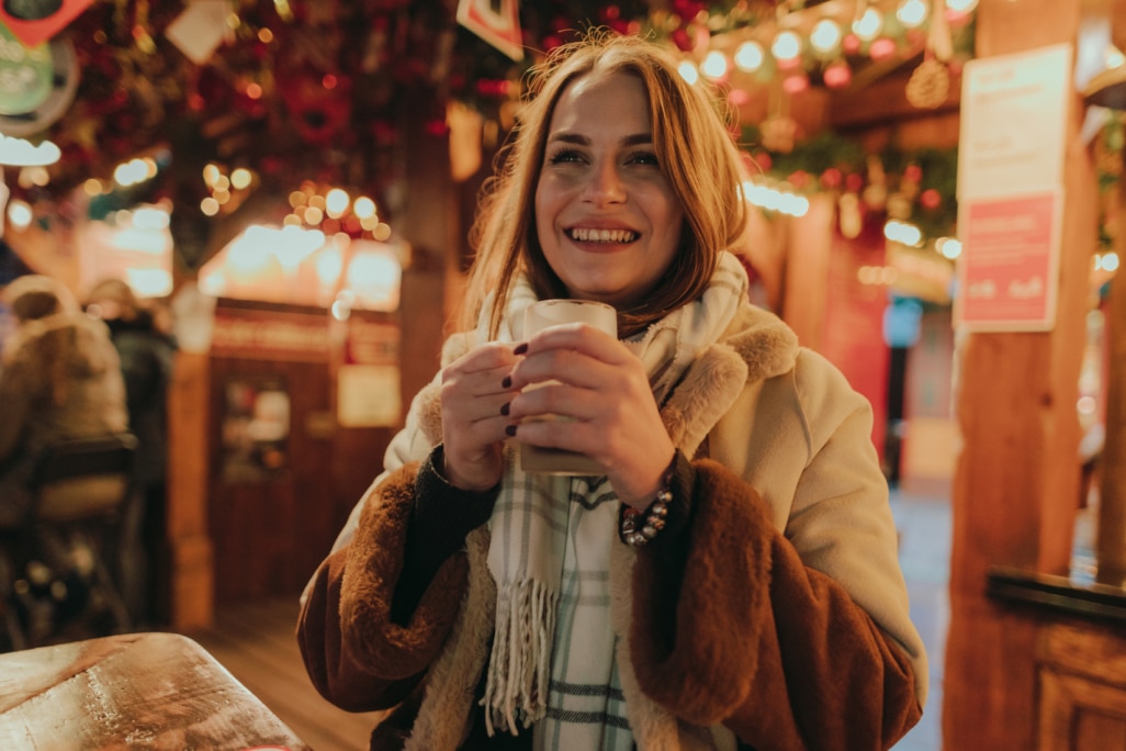 Frau auf einem Weihnachtsmarkt