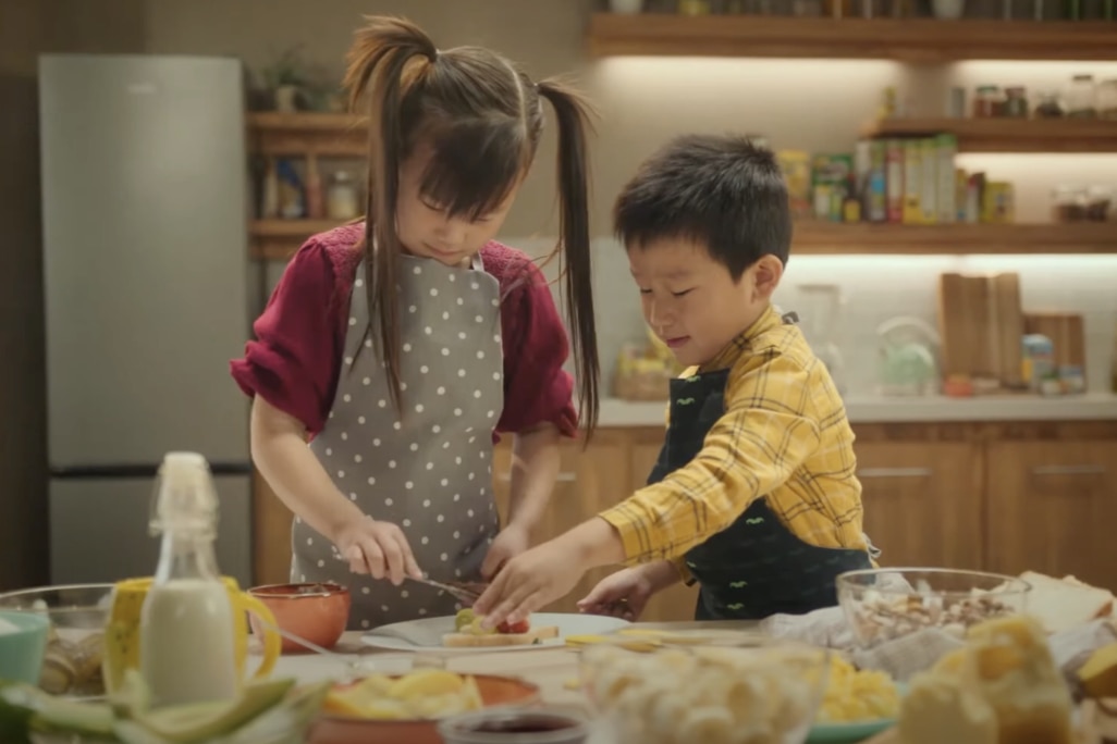 Kinder beim kochen