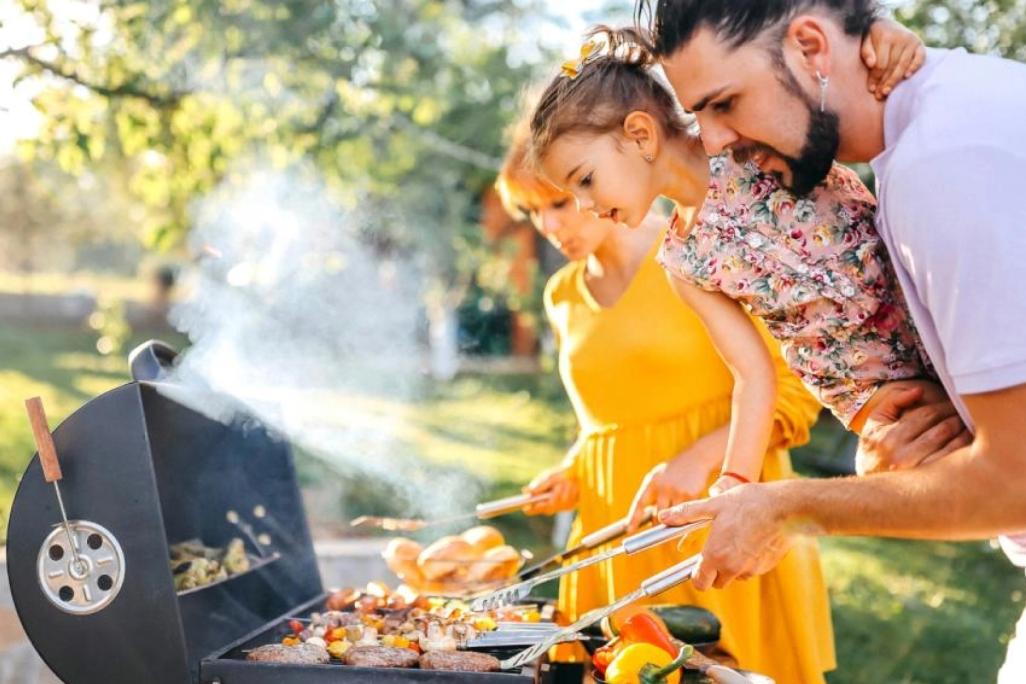 Familie grillt zusammen
