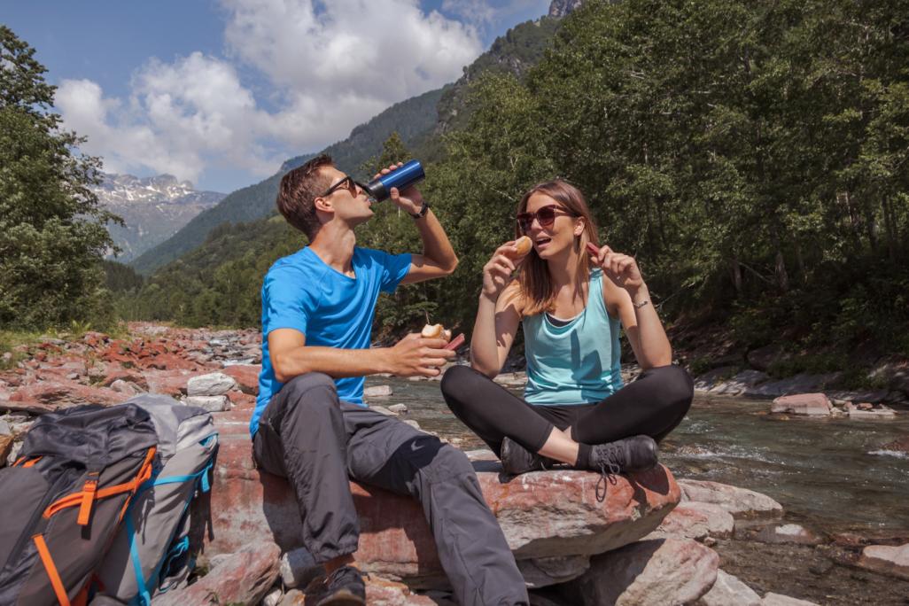 Freunde snacken am Wasser