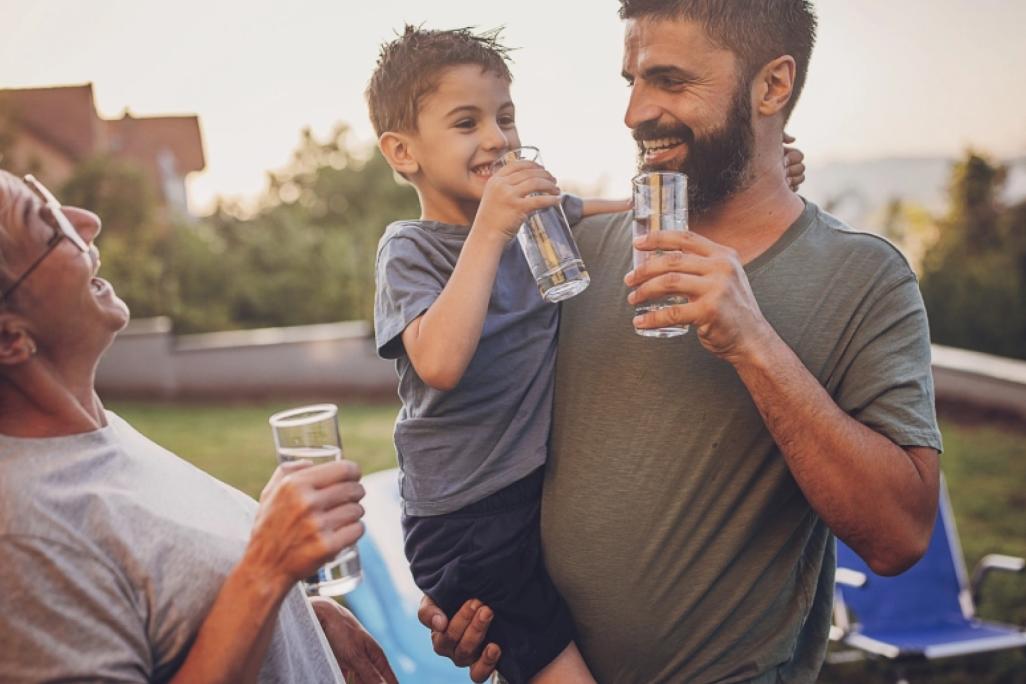 Familie lacht zusammen