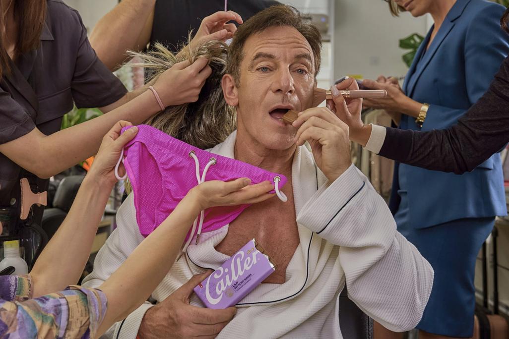 Jason Isaacs geniesst hinter den Kulissen ein Stück Cailler Milchschokolade 