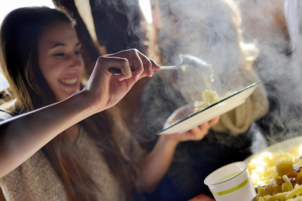 Frau isst Schweizer Gericht