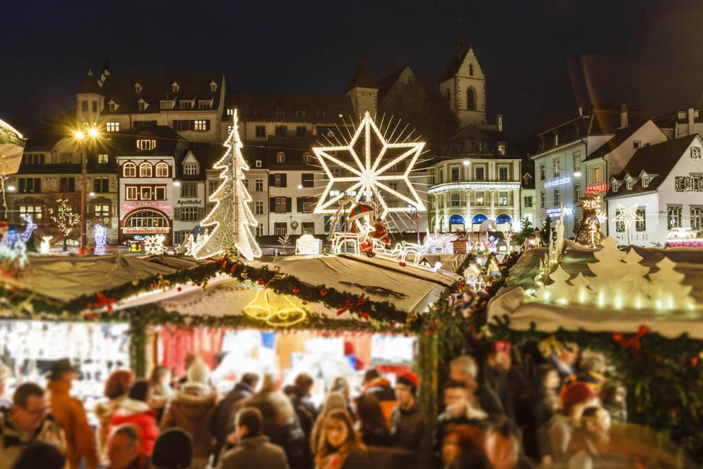 Weihnachtsmarkt in Basel mit festlich beleuchteten Chalets und winterlicher Stimmung