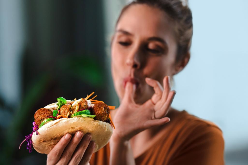 Femme avec burger falafel 