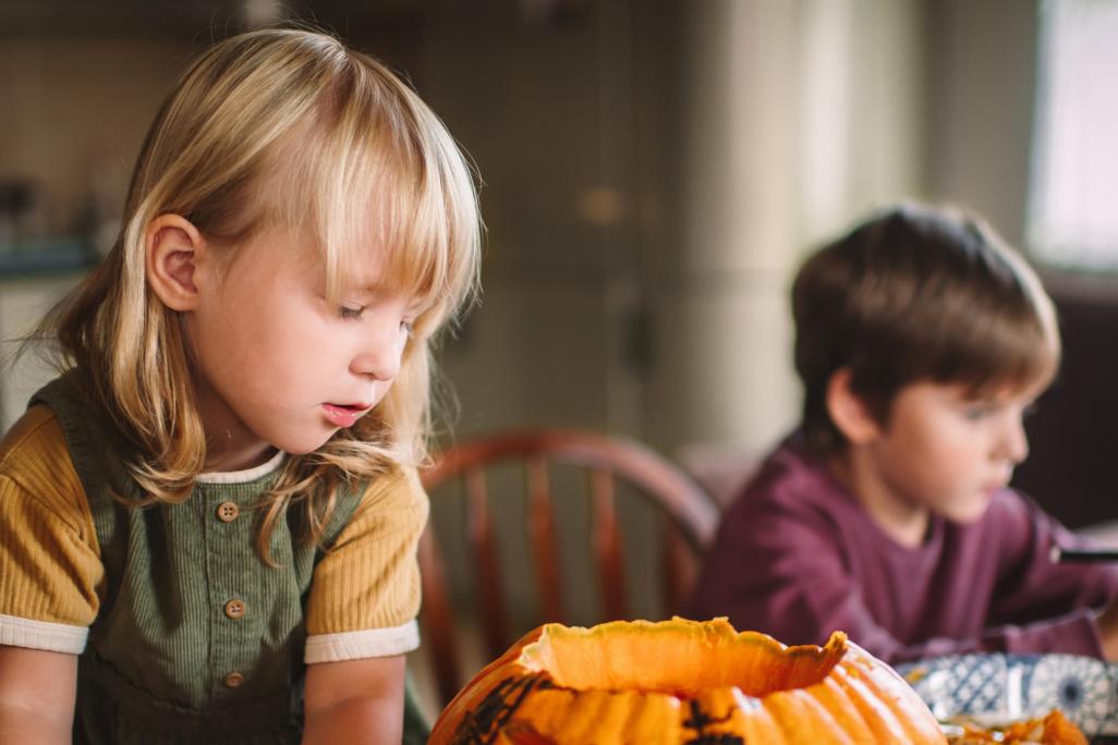 Citrouille sculptée sur la table pendant la préparation d’Halloween.