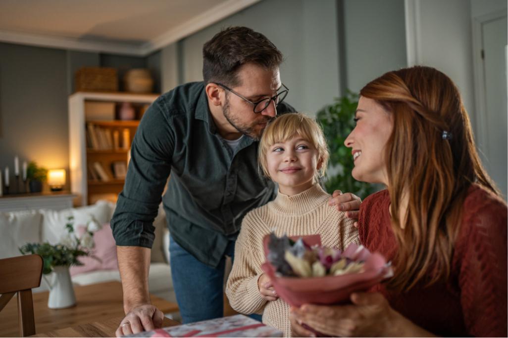 Frau mit Geschenk in der Hand