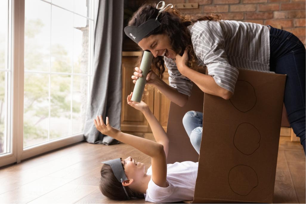 Mutter und Sohn spielen 