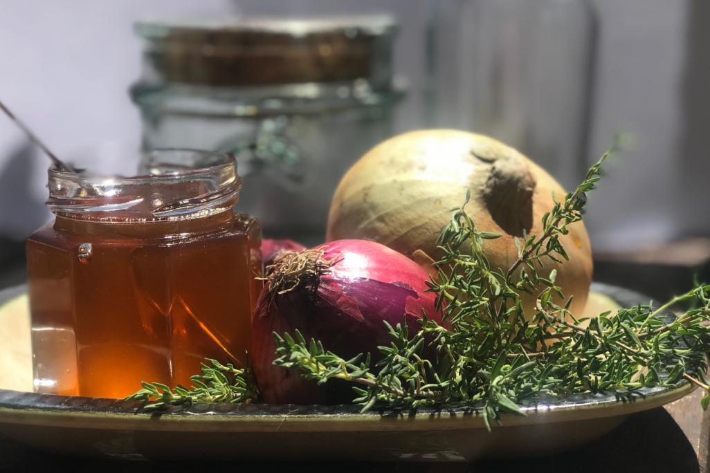 Hustensaft aus Zwiebeln (mit Honig oder Zucker) 