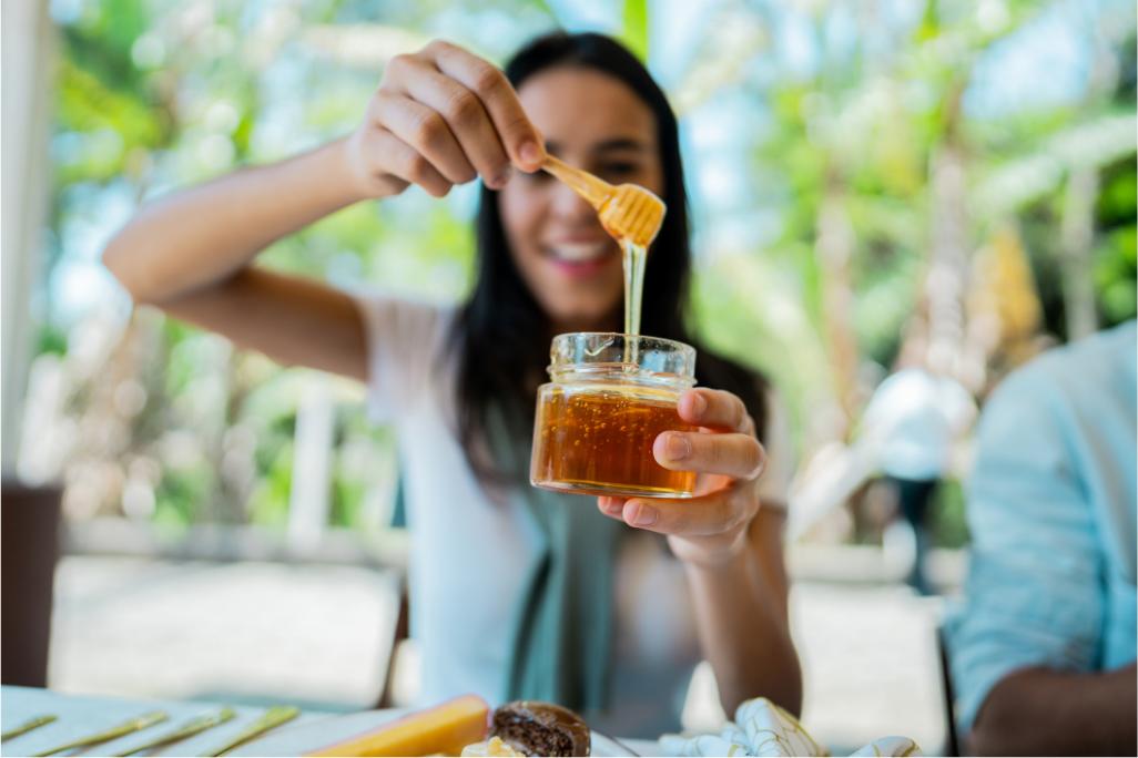 Femme-avec-un-pot-de-miel