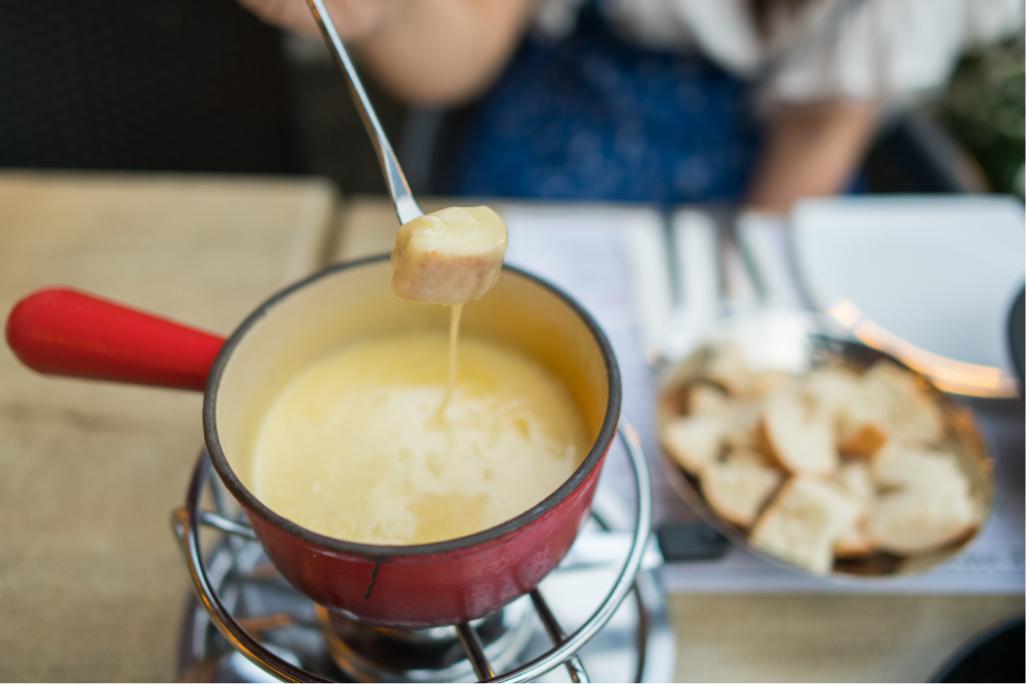 Ein-maedchen-isst-kaesefondue