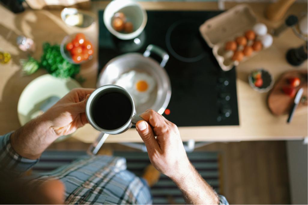 Mann mit Kaffeetasse