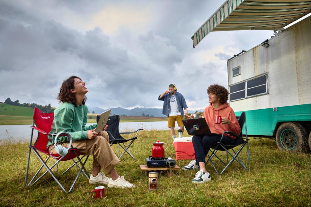 freunde-trinken-kaffee-beim-camping