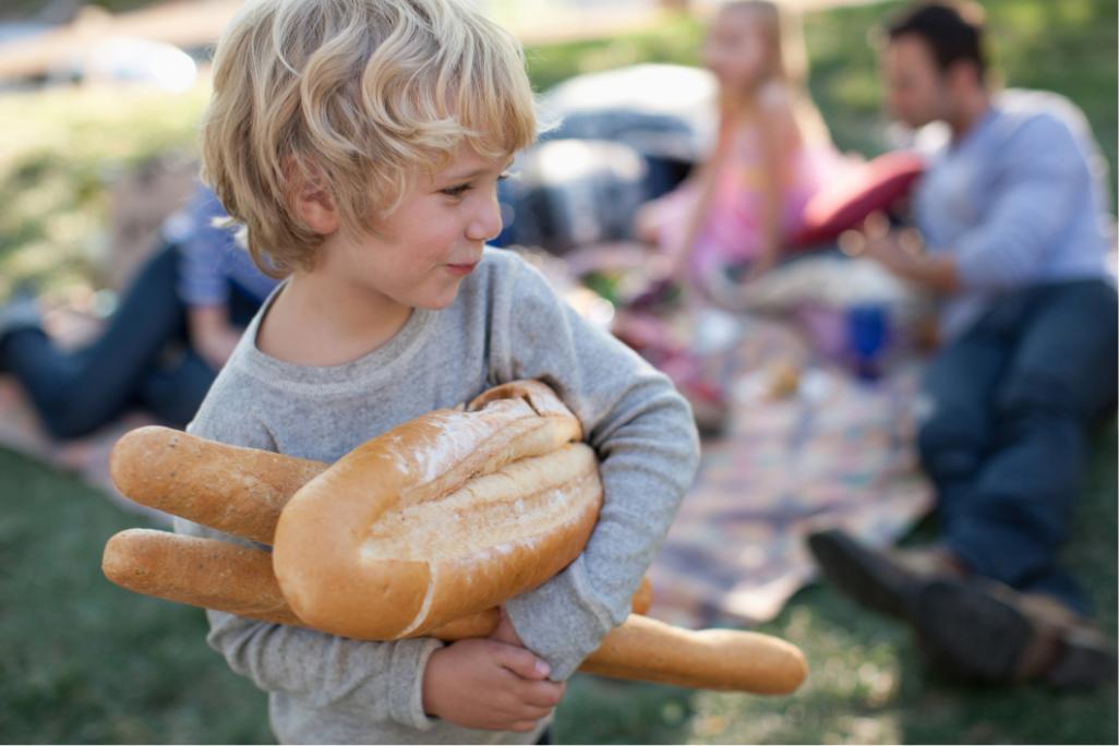 Junge mit Brot in der Hand