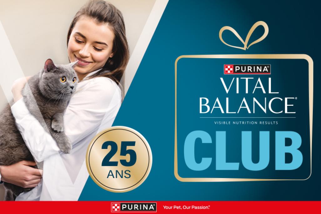 Une femme câline son chat