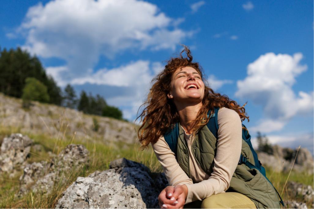 Junge Frau geniesst die warme Sonne im Freien 