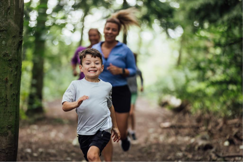Kind-rennt-mit-frau-durch-den-wald