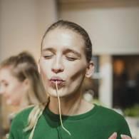Une fille en train de manger des spaghettis 