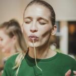 Ein Mädchen beim Spaghettiessen