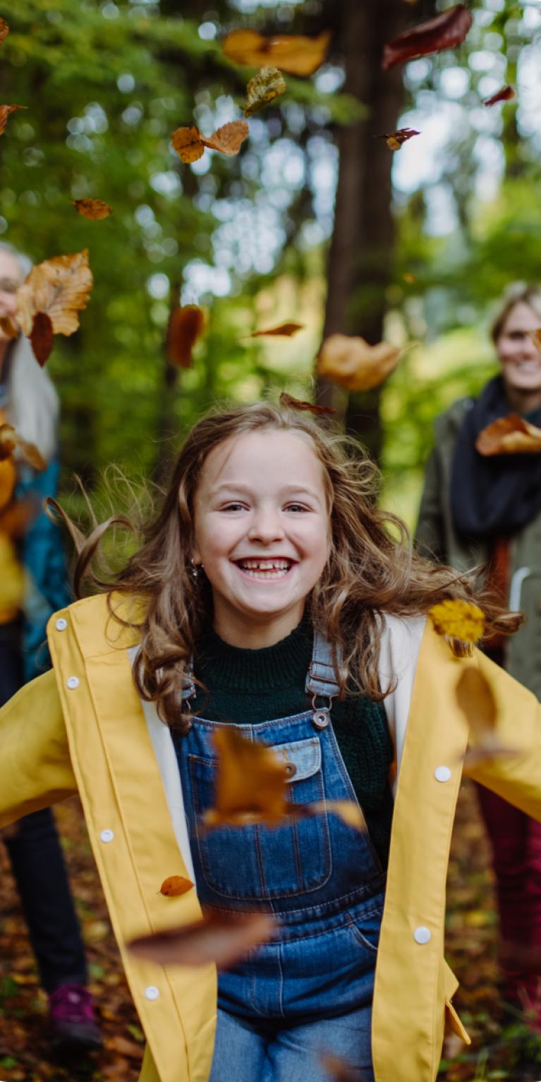 Kind spielt im Wald